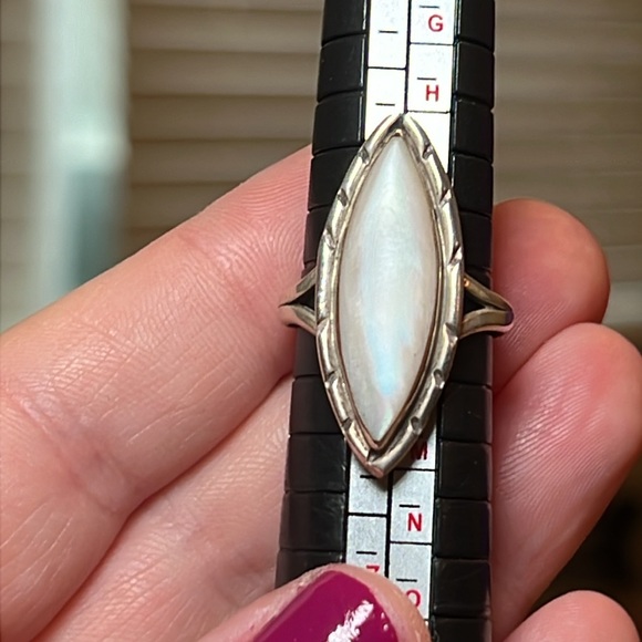 Vintage Native American signed sterling silver mother of pearl navette ring - Picture 6 of 7